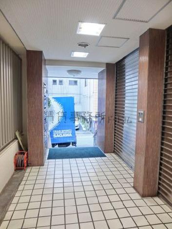 玄関内奥からのアングル