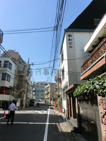 人通りも多くなく静かな通りです