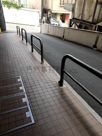 前面道路からのアプローチ風景です