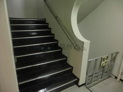 白ベースに黒い階段がお洒落な印象です