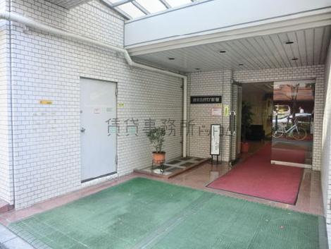 十分なスペースが確保された正面エントランスです