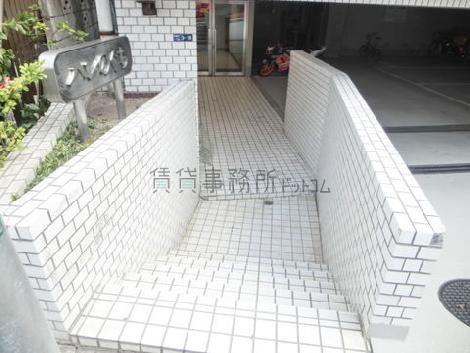 少し階段のある玄関口