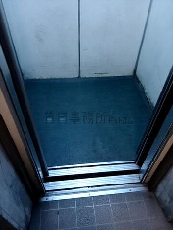 エレベーター内部