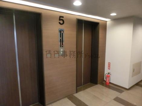 銀座8丁目10番ビルの廊下