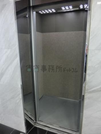 エレベーターの中です