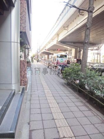 街路樹のある歩道