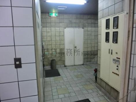 エレベーターホールから見たエントランス方面です