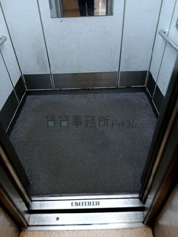 エレベーター内部