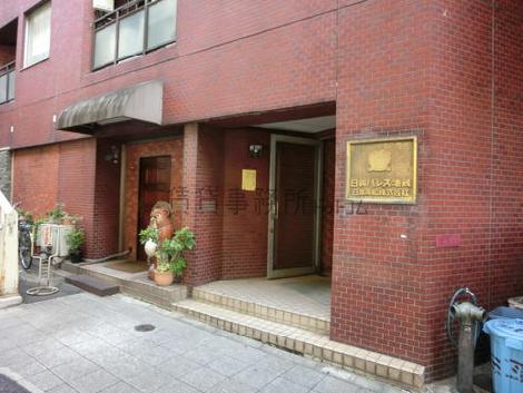 物件の正面玄関です