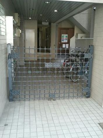 エントランス前には門があります