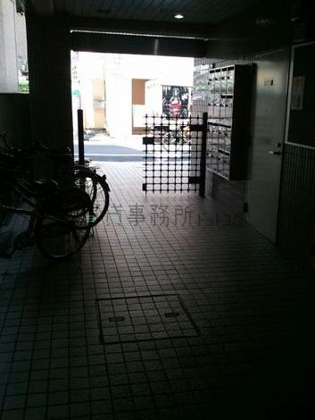 エントランス奥から入口を見た様子