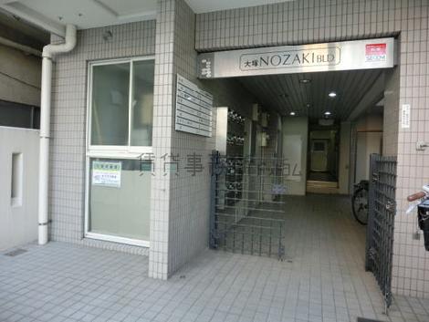 入口には建物名が表示されています