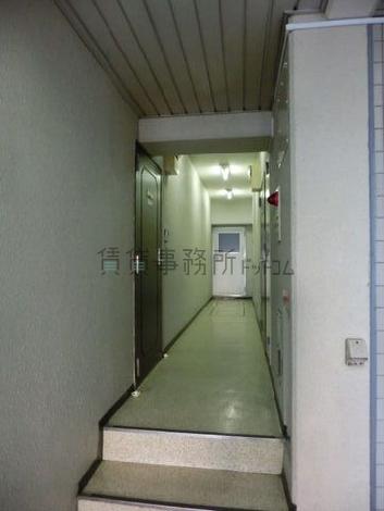 照明があり明るい廊下