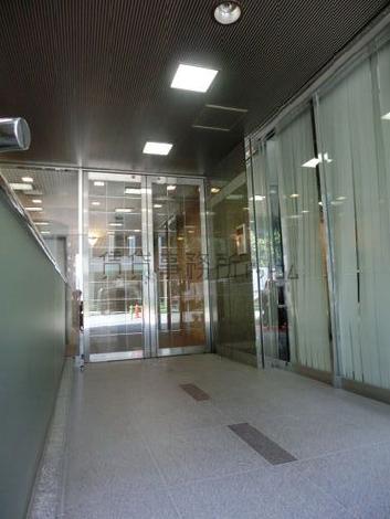 玄関前の壁面は、１階の店舗が見えるガラス張りです