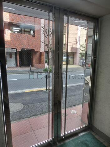 正面入口の扉です
