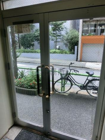 入口の扉です