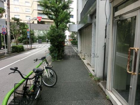 前面の歩道です