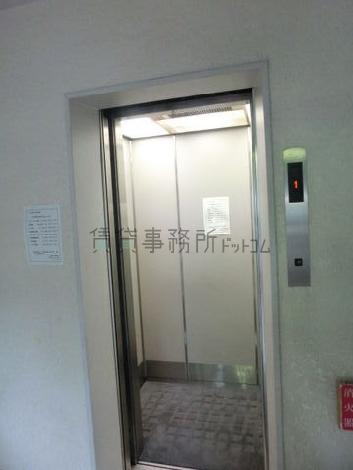 エレベーターかご内
