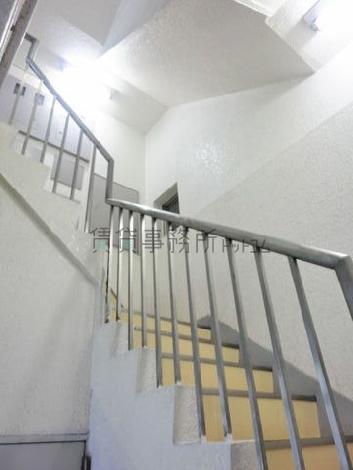 上階への階段