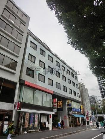 １階は飲食店が入居中