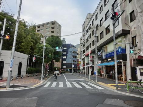 前面道路、溜池山王方面です