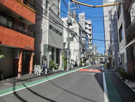 大小のビルが立ち並びます