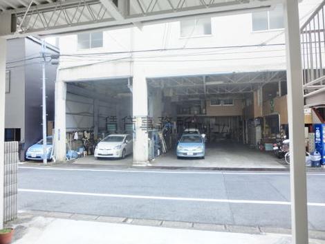 建物の向かいは自動車工場です