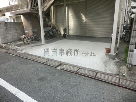 階段下に駐輪スペースがあります
