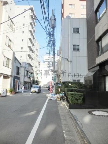 大小のビルが立ち並ぶ通り