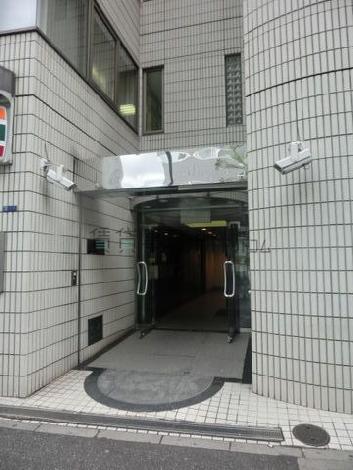 玄関前にも防犯カメラがあります