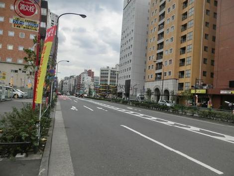 東新宿駅方面です