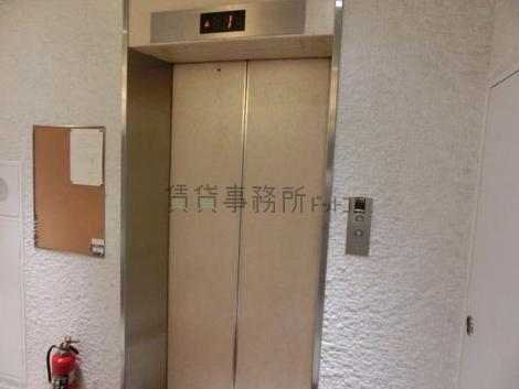 シックな色のエレベーターです