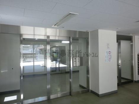広く取られたエントランスホール