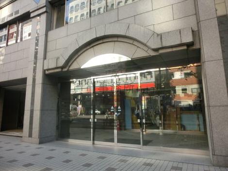 大きな自動ガラスドア