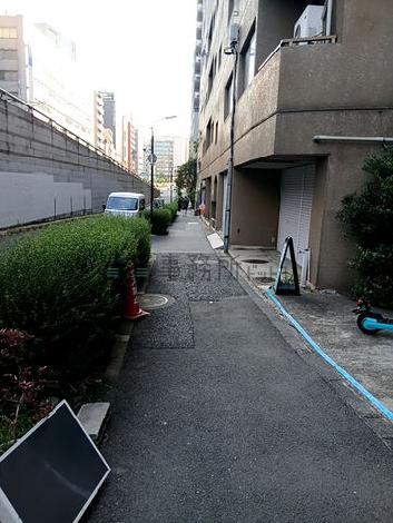 建物前の歩道
