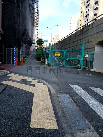 建物前の歩道