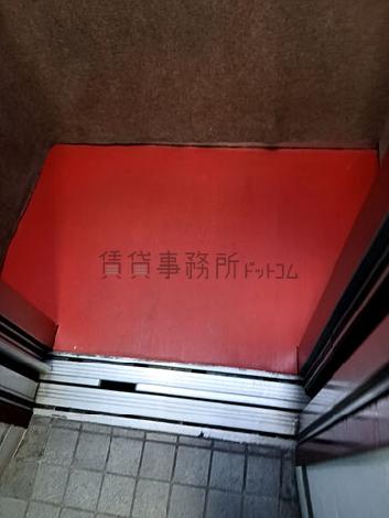 エレベーター内部
