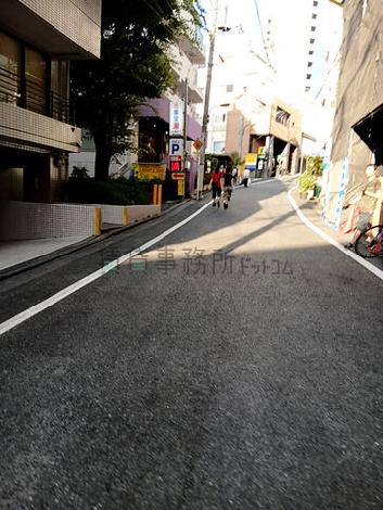 建物裏の道