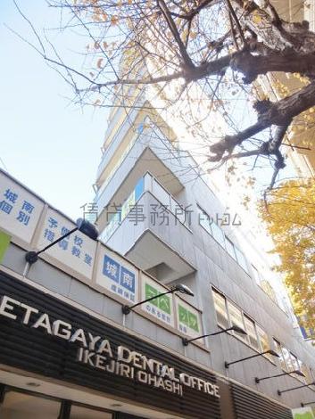 角地から見上げたアングル