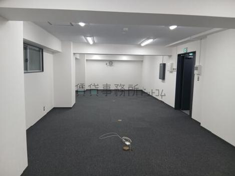 サンデンビルの室内