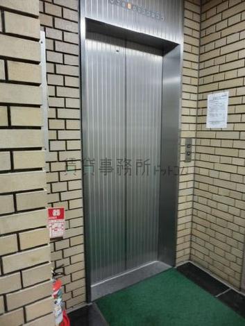 エレベーターが一基あります