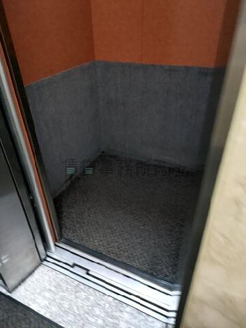エレベーター内部