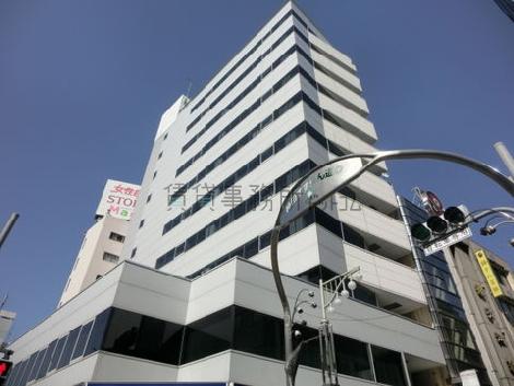 すずらん通りの入口に位置しています