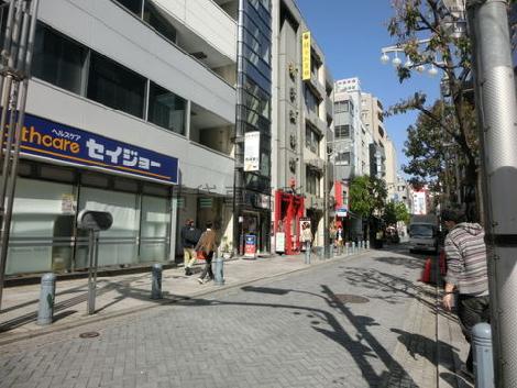 すずらん通り、幅が広く歩きやすいです