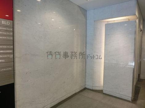 石張りのエントランス