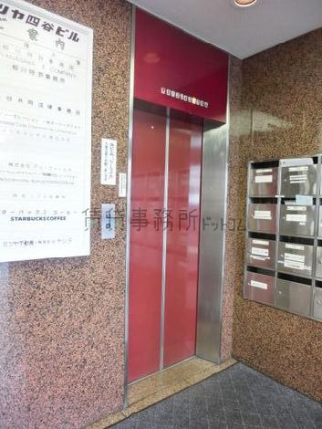赤い扉