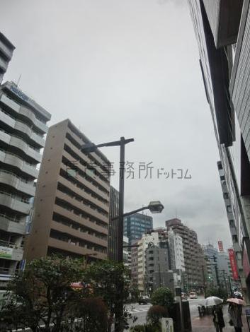 正面入口からみた周辺です