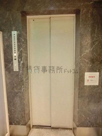 エレベーター乗り場前
