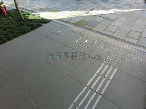 しっかりとした造りのエントランス床面