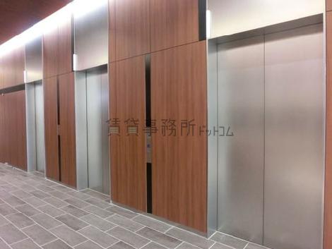 エレベーターは3基ございます。